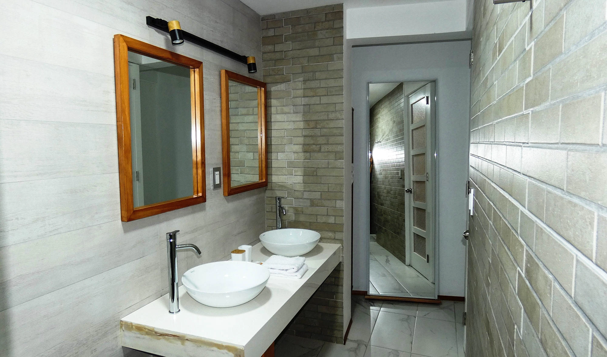 Baño privado con acabados modernos — Makeya Home-Hotel